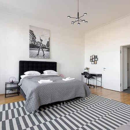 Franz 24 - Typical Viennese Apartment In The Heart Of Wina Bagian luar foto