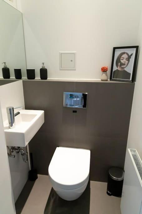 Franz 24 - Typical Viennese Apartment In The Heart Of Wina Bagian luar foto