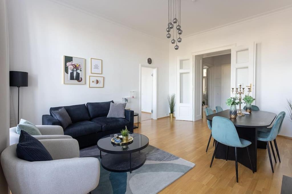 Franz 24 - Typical Viennese Apartment In The Heart Of Wina Bagian luar foto