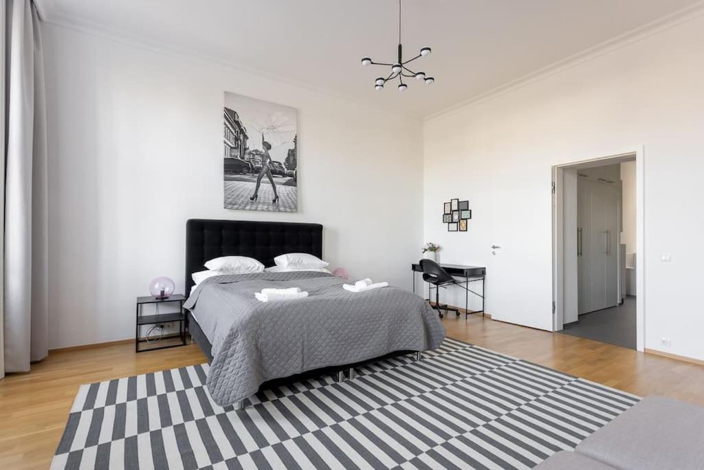 Franz 24 - Typical Viennese Apartment In The Heart Of Wina Bagian luar foto