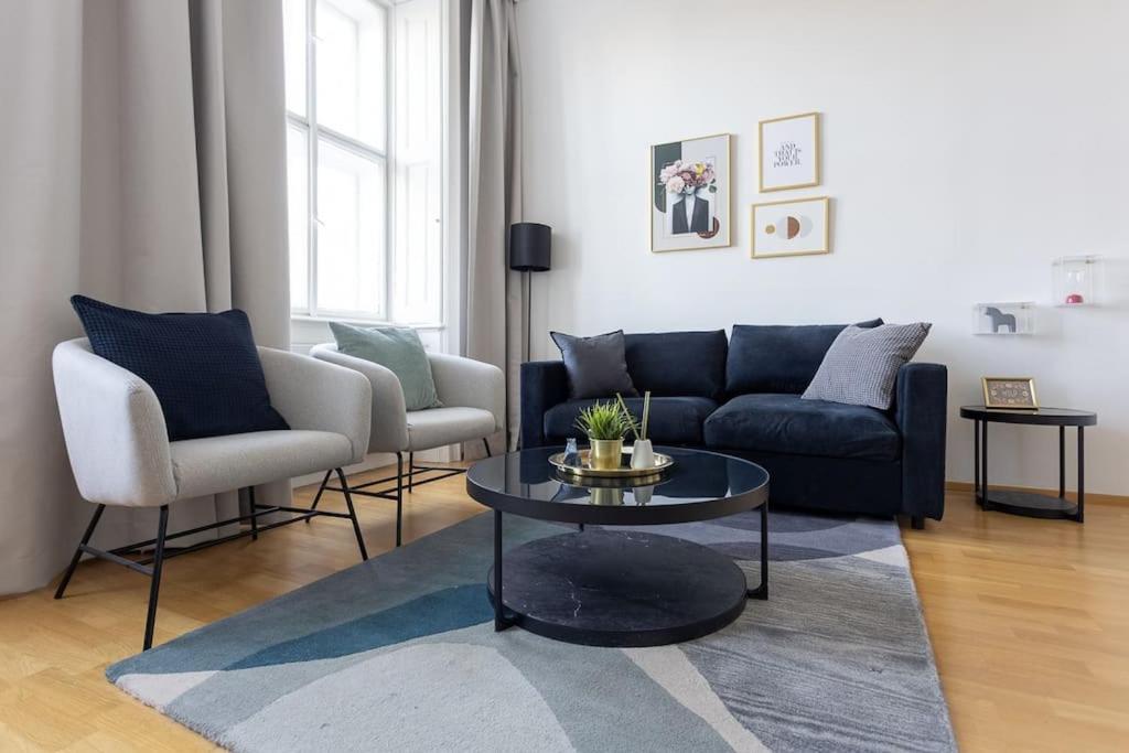 Franz 24 - Typical Viennese Apartment In The Heart Of Wina Bagian luar foto