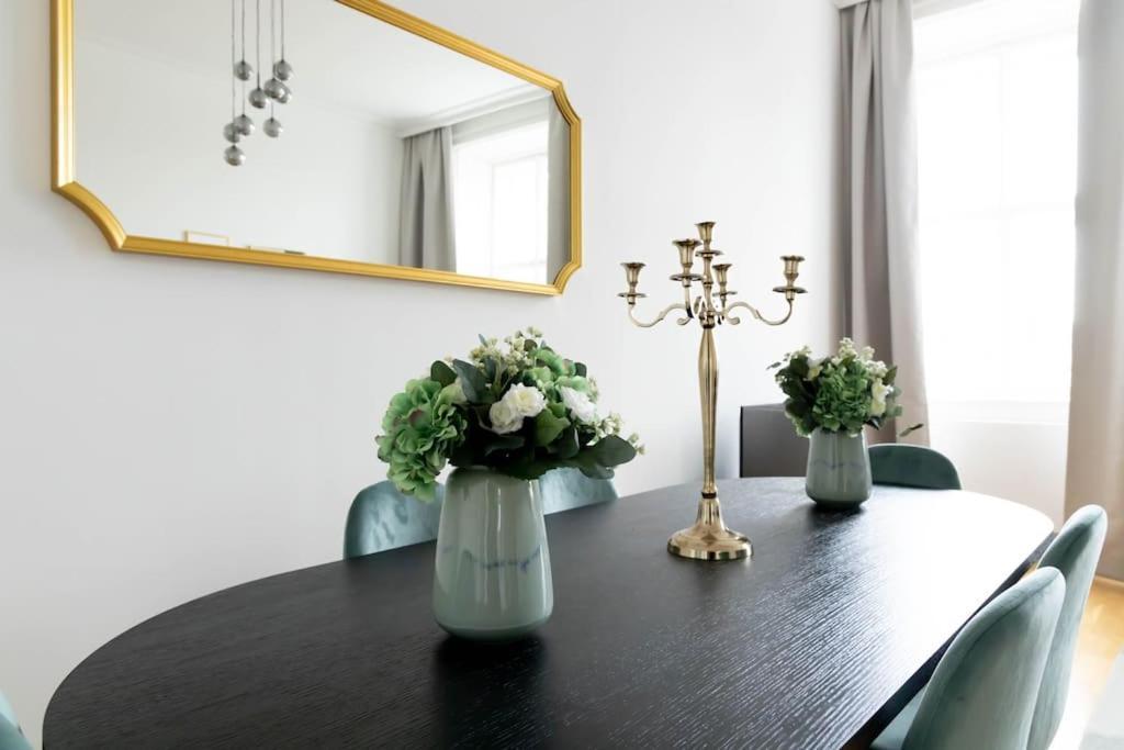 Franz 24 - Typical Viennese Apartment In The Heart Of Wina Bagian luar foto