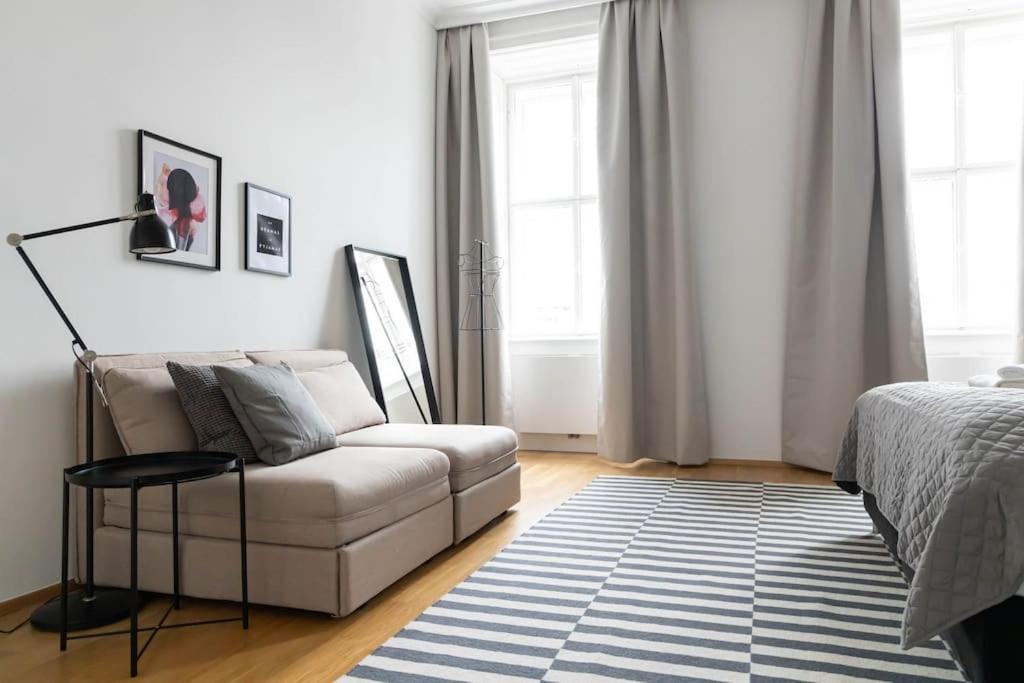 Franz 24 - Typical Viennese Apartment In The Heart Of Wina Bagian luar foto