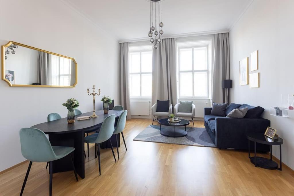 Franz 24 - Typical Viennese Apartment In The Heart Of Wina Bagian luar foto