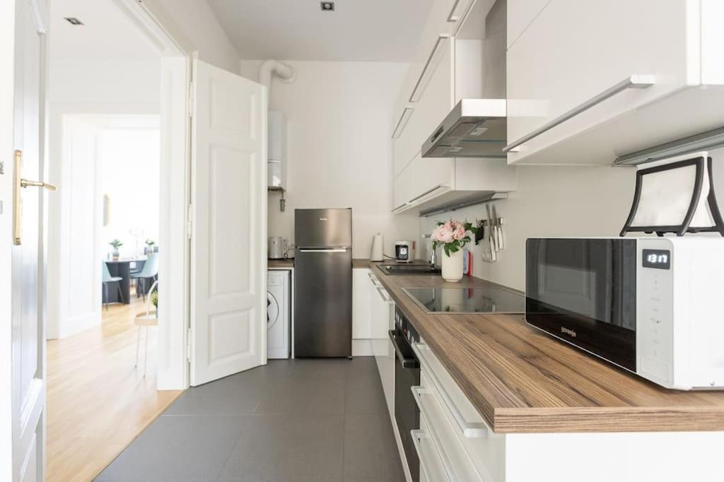 Franz 24 - Typical Viennese Apartment In The Heart Of Wina Bagian luar foto