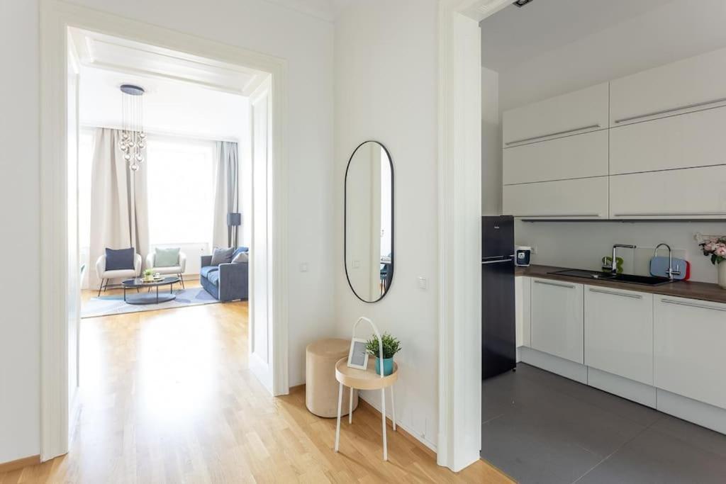 Franz 24 - Typical Viennese Apartment In The Heart Of Wina Bagian luar foto