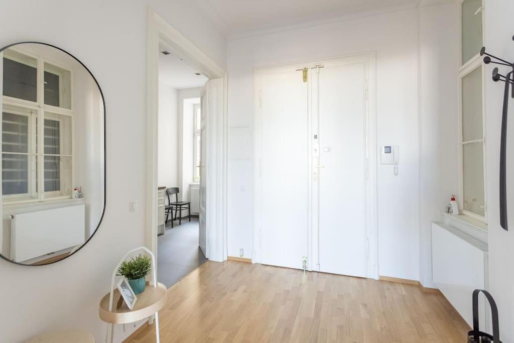 Franz 24 - Typical Viennese Apartment In The Heart Of Wina Bagian luar foto